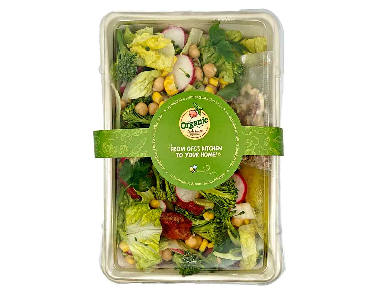 سلطة البحر الأبيض المتوسط ​​العضوية مع صلصة الكركم والليمون